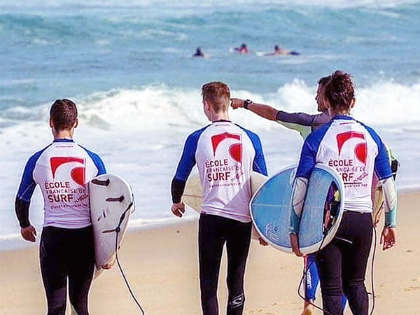 surfeurs de l'école de surf de planète vacance, labelisée école française de surf au bord de l'océan