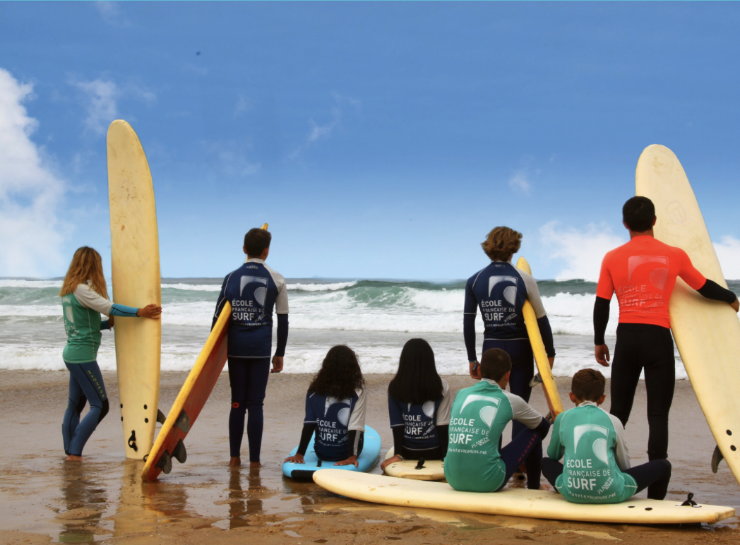 jeunes surfeurs de l'ecole de sur labelisées ecole française de surf, devant l'océan à Biarritz