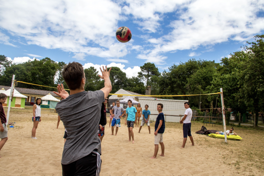 jeunes jouant au beach volley au village & campus planète vacances